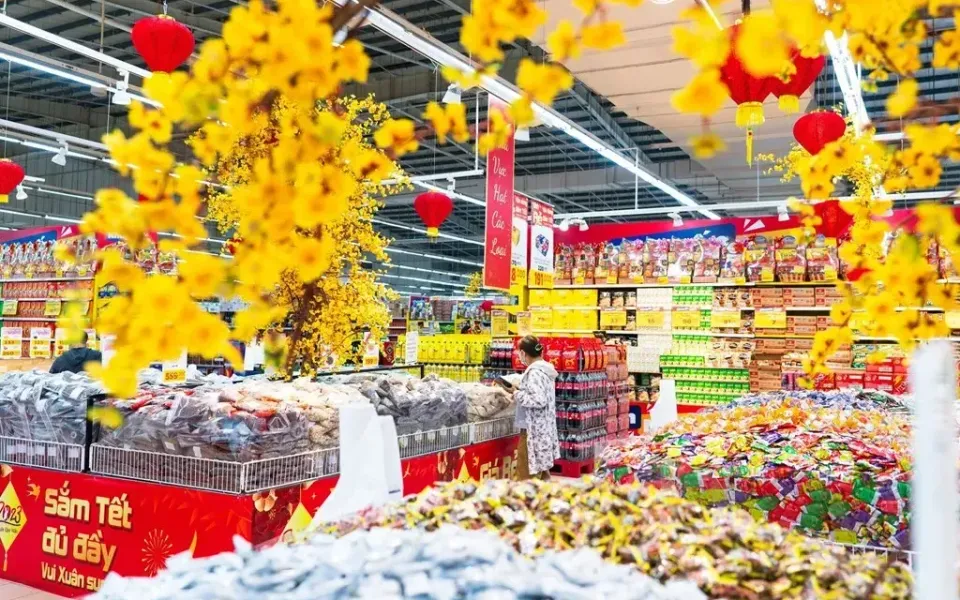 Thị trường bánh kẹo Tết: Đa dạng mẫu mã, lượng hàng tăng đến 15%