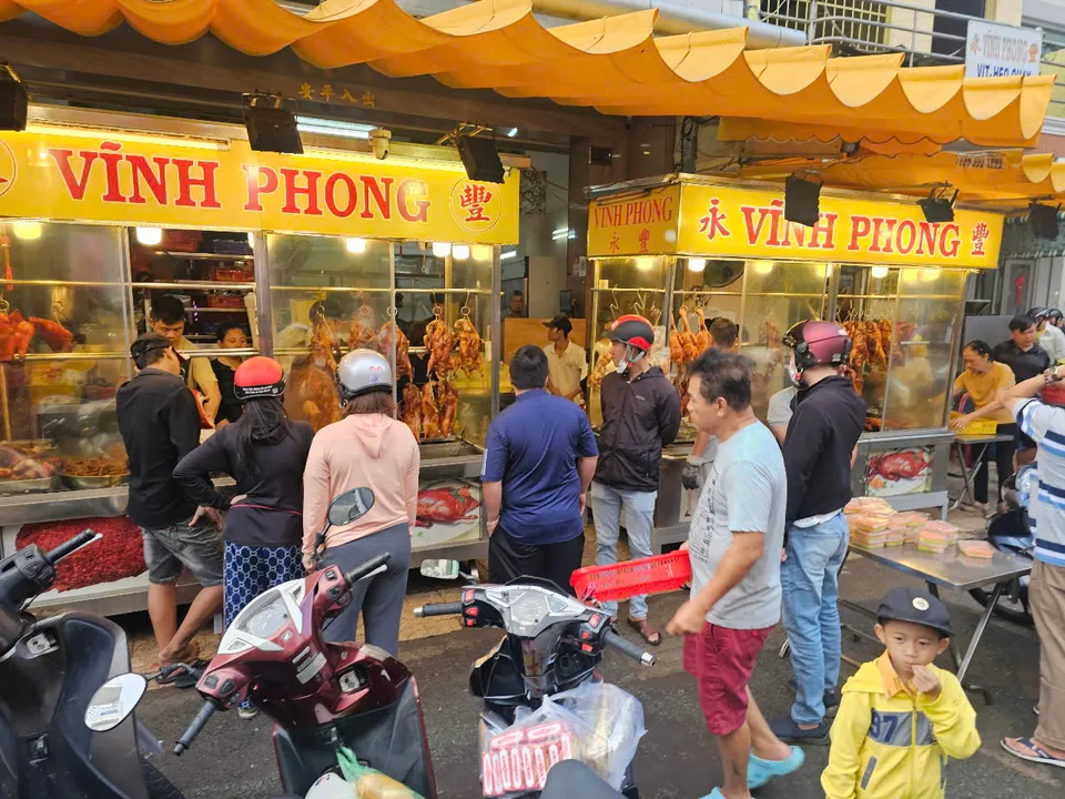 Bánh thần tài, heo quay cúng khai trương "cháy hàng" trong dịp Tết Nguyên đán 2025