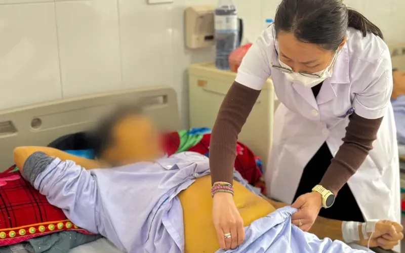 Vàng da, suy gan cấp do tự ý dừng thuốc điều trị viêm gan B