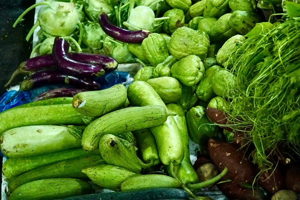 Hà Nội: mưa rét dài ngày "kéo" giá rau thịt lên cao