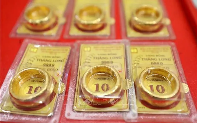 Giá vàng vượt mốc 100 triệu đồng/lượng