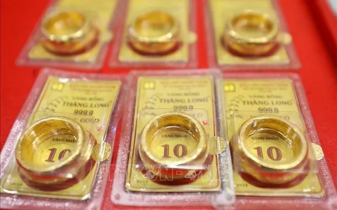 Giá vàng trở lại mốc 121 triệu đồng/lượng