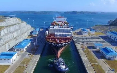 Tổng thống Trump muốn tàu Mỹ được miễn phí qua kênh Panama, Suez