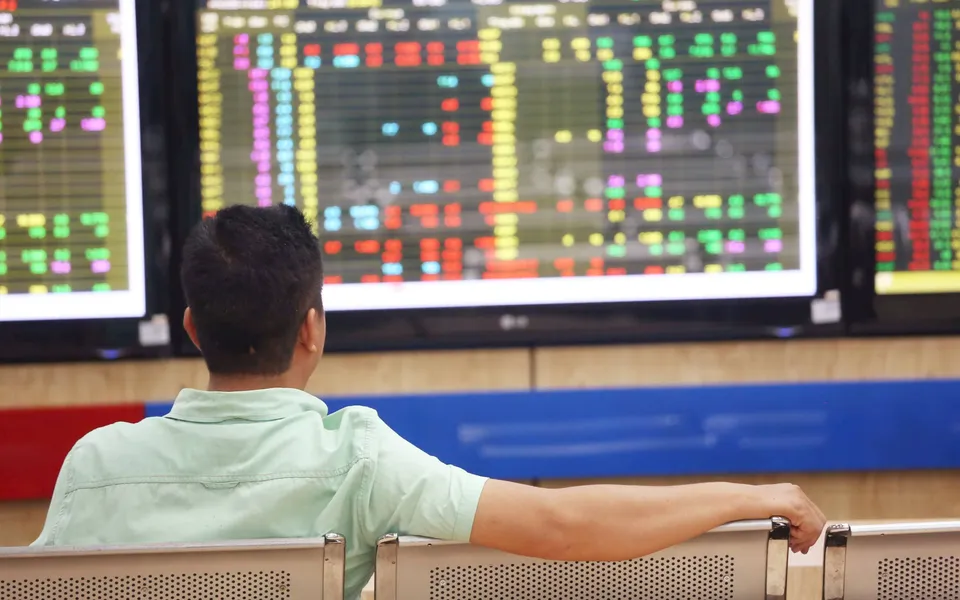 VN-Index hụt hơi cuối phiên, chỉ còn tăng 1,9 điểm