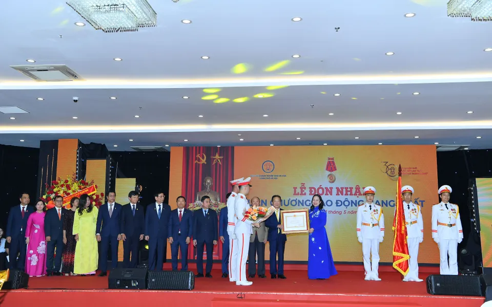 Hiệp hội Doanh nghiệp nhỏ và vừa TP Hà Nội đón nhận Huân chương Lao động hạng Nhất