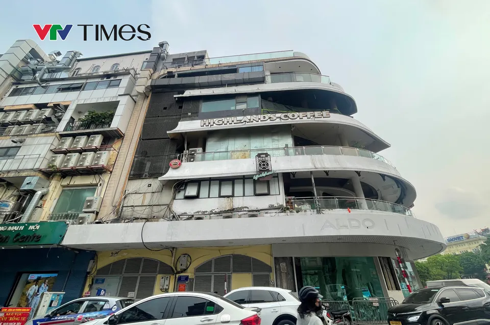 Hà Nội tháo dỡ Hàm Cá Mập - Tạm biệt một biểu tượng thị giác bên Hồ Gươm