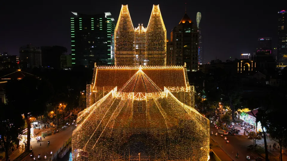 Nhà thờ Đức Bà thắp sáng trung tâm TP Hồ Chí Minh, tăng sức hút cảnh quan mùa lễ hội