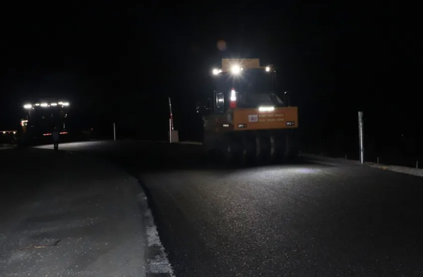 Xuyên đêm thi công trên cao tốc Cần Thơ-Cà Mau hoàn thành tuyến chính trước ngày 19/12