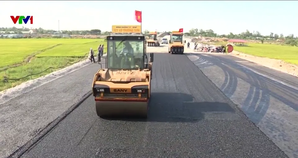Hàng trăm kỹ sư, công nhân “chạy đua” ngày đêm trên cao tốc Châu Đốc – Cần Thơ – Sóc Trăng