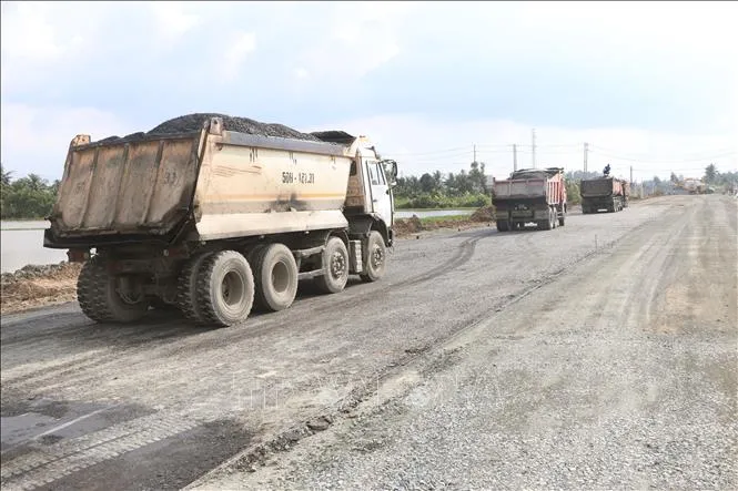 Cao tốc Cần Thơ - Cà Mau chạy 'nước rút' về đích