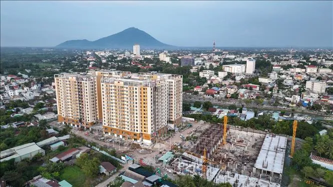 Giấc mơ an cư “treo” vì dự án nhà ở xã hội chậm hoàn thành