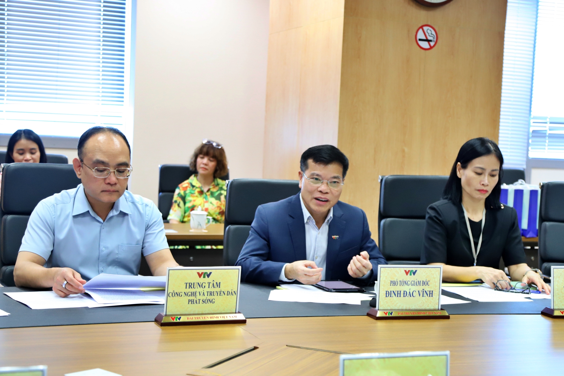 PTGĐ Đinh Đắc Vĩnh tiếp v&agrave; l&agrave;m việc với Đo&agrave;n b&aacute;o ch&iacute; Vương quốc Campuchia 3