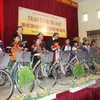 Supreme People’s Court official gives bicycles to ethnic students