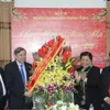 Leaders congratulate Vietnamese doctors on hard work