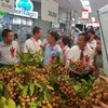 Lotte Mart hosts Sơn La longan promo