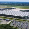 Lightning strikes during thunderstorm disrupt London airport travel