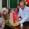 Leaders deliver Tet gifts to beneficiaries and the disadvantaged