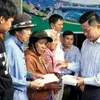 Nhan Dan Newspaper presents Tet gifts to disadvantaged Ca Mau locals