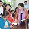 NA Chairwoman presents tet gifts to Can Tho residents