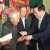 Deputy PM present gifts to poor households in Nghe An prov.