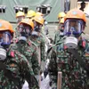 Soldiers remove toxic substances at Rạng Đông burnt warehouse