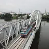 New bridge in HCM City crossing Sài Gòn River opens to train traffic