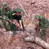 Quang Tri moves 240kg wartime bomb from local school