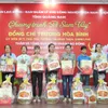 Senior leaders present Tet gifts to policy beneficiaries and underprivileged