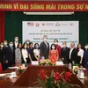 Vietnam Red Cross Society presents medical supplies to US people