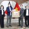 Vietnam presents medical masks to French associations and friends