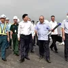 Deputy PM inspects runway upgrading at Noi Bai airport