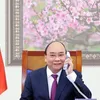 PM Nguyen Xuan Phuc holds phone talks with Lao, Cambodian leaders