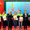 Senior Party official present gifts to workers, poor people in Thai Binh