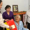 Front leader presents Tet gifts to policy beneficiaries in Hau Giang Province