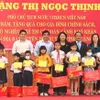 Vice President presents gifts to policy beneficiaries in Quang Nam