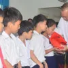 Deputy PM offers gifts to children with disabilities in Quang Ngai