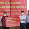 Thua Thien Hue gifts medical equipment to two Lao provinces