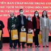 Vice President presents gifts to policy beneficiaries in Lam Dong Province