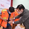 1,000 life jackets presented to needy fishermen in Quang Ngai