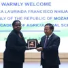 Mozambican guest visits Vietnam Academy of Agricultural Sciences