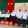 Secretary of the Party Central Committee presented gifts to policy beneficiaries in Dong Nai