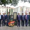 PM offers flowers at Ho Chi Minh Statue in Singapore