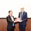 Deputy Minister Doan Van Viet presents a commemorative gift to the representative of Traveloka Compa