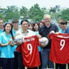 PMs join in exchange with female footballers of Vietnam, Australia