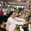 State President offers incense in tribute to President Ho Chi Minh