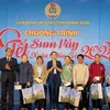 Tet gifts, greetings come to the needy in Hau Giang, Quang Ngai, Binh Thuan