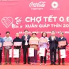 Head of PCC’s Commission for Communication and Education presents Tet gifts to Da Nang people