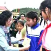 Politburo member Truong Thi Mai presents gifts to locals in Quang Binh’s border area