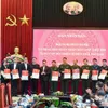 Nhan Dan Newspaper presents over 40,000 copies of Tet issue to remote soldiers