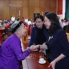 Acting President presents gifts to revolution contributors in Thai Nguyen